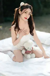 YiTuYu Vol.8613: Yi Bao's Charming Outdoor Relaxation with a Teddy Bear - image 5