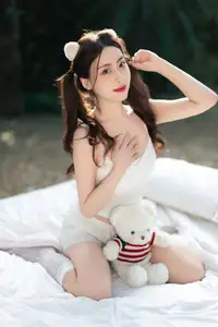 YiTuYu Vol.8613: Yi Bao's Charming Outdoor Relaxation with a Teddy Bear - image 7