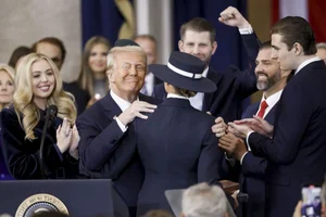 Iconic Moments from the Presidential Inauguration Ceremony of Donald Trump - image 2