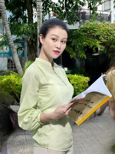 Stunning Real-Life Beauty of Thu Ha Ceri: The Actress Van Dung Handpicked for Her Son - image 2