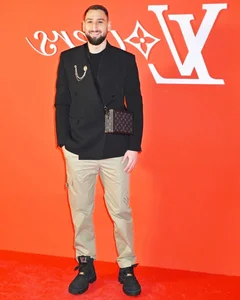 Mastering Tall Men's Fashion: Styling Tips from Italy’s 1.97m Goalkeeper - image 5