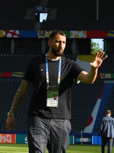 Mastering Tall Men's Fashion: Styling Tips from Italy’s 1.97m Goalkeeper - image 11