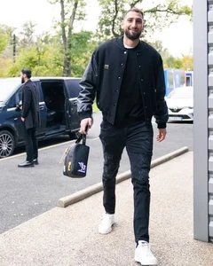 Mastering Tall Men's Fashion: Styling Tips from Italy’s 1.97m Goalkeeper - image 10