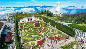 Ba Na Hills Attracts Thousands of Visitors from Central and Highlands Regions - image 6