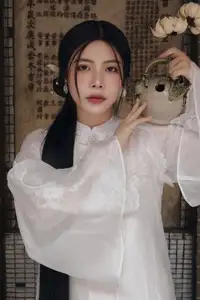 Elegant East Asian Beauty: Gentle Charm in Pristine Classic Attire 17639710 - image 4