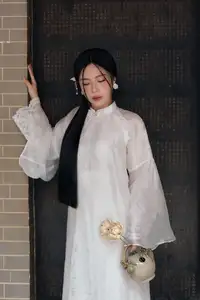 Elegant East Asian Beauty: Gentle Charm in Pristine Classic Attire 17639710 - image 5