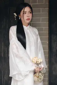 Elegant East Asian Beauty: Gentle Charm in Pristine Classic Attire 17639710 - image 3