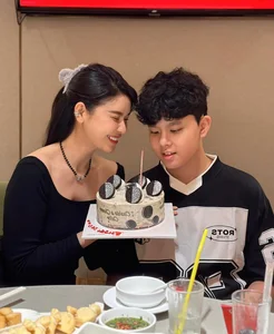 Vietnamese Showbiz Highlights: Toc Tien’s Bold Bikini Style and Manh Truong’s Heartwarming Family Photos - image 6