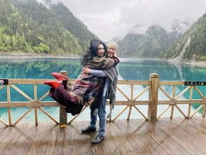 Vietnamese Showbiz Highlights: Toc Tien’s Bold Bikini Style and Manh Truong’s Heartwarming Family Photos - image 3