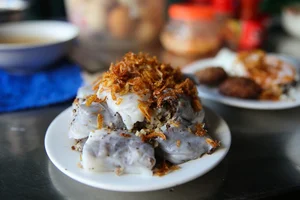 Discover Banh Cuon Canh Xuong: The Unique Steamed Rice Rolls and Bone Broth Specialty of Tuyen Quang, Vietnam - image 4