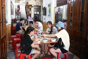 Discover Banh Cuon Canh Xuong: The Unique Steamed Rice Rolls and Bone Broth Specialty of Tuyen Quang, Vietnam - image 3