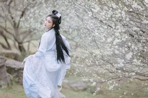 YiTuYu Art Language Vol.8811: Captivating Wu Qiao Bu Cheng Hu in Traditional Elegance Amidst Spring Blossoms - image 4
