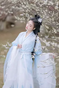 YiTuYu Art Language Vol.8811: Captivating Wu Qiao Bu Cheng Hu in Traditional Elegance Amidst Spring Blossoms - image 9