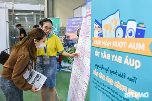 Thousands Queue in Hanoi to Snag Discounted Travel Tours and Vacation Deals - image 5