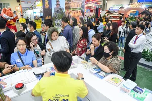 Thousands Queue in Hanoi to Snag Discounted Travel Tours and Vacation Deals - image 6