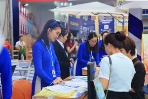 Thousands Queue in Hanoi to Snag Discounted Travel Tours and Vacation Deals - image 2