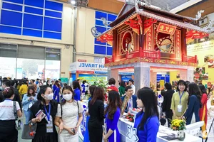 Thousands Queue in Hanoi to Snag Discounted Travel Tours and Vacation Deals - image 0