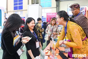 Thousands Queue in Hanoi to Snag Discounted Travel Tours and Vacation Deals - image 8