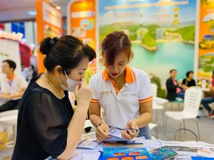Thousands Queue in Hanoi to Snag Discounted Travel Tours and Vacation Deals - image 7