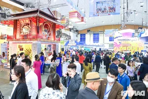 Thousands Queue in Hanoi to Snag Discounted Travel Tours and Vacation Deals - image 9