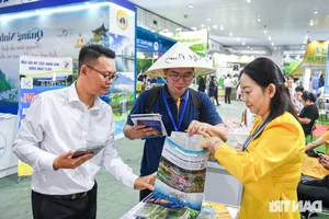 Thousands Queue in Hanoi to Snag Discounted Travel Tours and Vacation Deals - image 1
