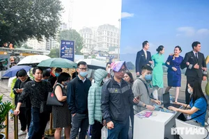 Thousands Queue in Hanoi to Snag Discounted Travel Tours and Vacation Deals - image 4