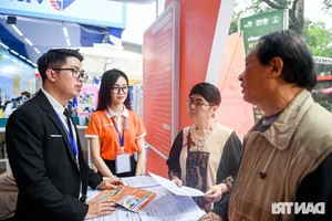 Thousands Queue in Hanoi to Snag Discounted Travel Tours and Vacation Deals - image 3