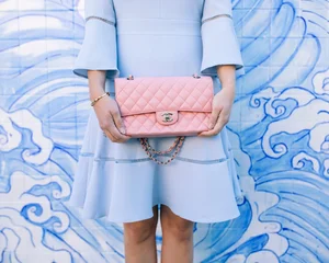 Timeless Handbag Colors That Match Every Outfit and Never Go Out of Style - image 15