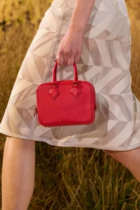 Timeless Handbag Colors That Match Every Outfit and Never Go Out of Style - image 6