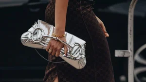 Timeless Handbag Colors That Match Every Outfit and Never Go Out of Style - image 14