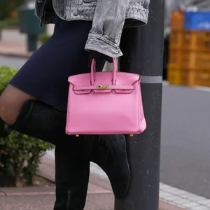 Timeless Handbag Colors That Match Every Outfit and Never Go Out of Style - image 22