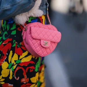 Timeless Handbag Colors That Match Every Outfit and Never Go Out of Style - image 2