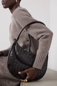 Timeless Handbag Colors That Match Every Outfit and Never Go Out of Style - image 11