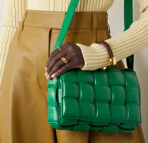 Timeless Handbag Colors That Match Every Outfit and Never Go Out of Style - image 3