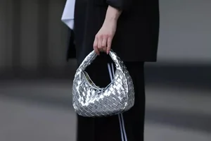 Timeless Handbag Colors That Match Every Outfit and Never Go Out of Style - image 21