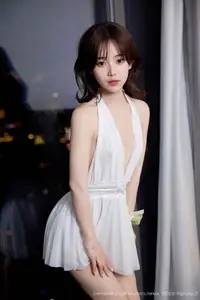 XiuRen No.10584: Zhi Zhi's Alluring Elegance in a Chic White Mini Dress - image 17