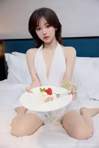 XiuRen No.10584: Zhi Zhi's Alluring Elegance in a Chic White Mini Dress - image 6