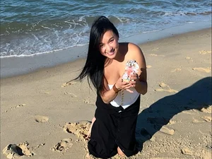 Celebrity Vacation Aesthetics: Embracing Curvaceous Elegance and High-End Resort Fashion Trends - image 4