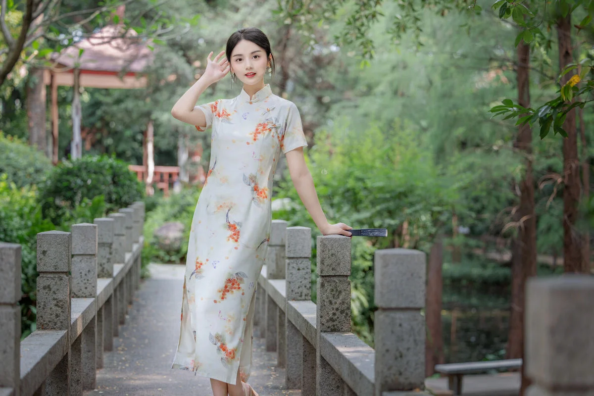 Ethereal Elegance: Yi Ming’s Timeless Portraits at the Hidden Guangzhou Orchid Garden
