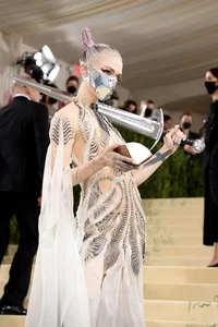 Grimes: The Avant-Garde Style of the Mother of Elon Musk's Son - image 5