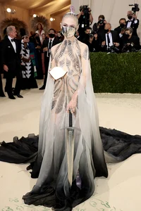 Grimes: The Avant-Garde Style of the Mother of Elon Musk's Son - image 0