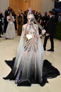 Grimes: The Avant-Garde Style of the Mother of Elon Musk's Son - image 2