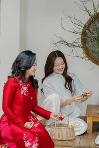 Elegant Mother-Daughter Photoshoot in Traditional Vietnamese Ao Dai Featuring Actress Thùy Anh and Her Radiant Mother - image 8