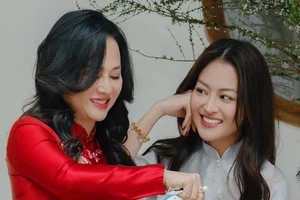 Elegant Mother-Daughter Photoshoot in Traditional Vietnamese Ao Dai Featuring Actress Thùy Anh and Her Radiant Mother - image 6