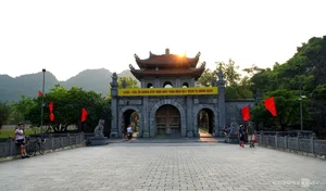 Discovering the Ancient Royal Stone Beds of King Dinh Tien Hoang Temple in Ninh Binh - image 7
