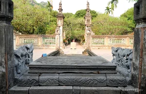 Discovering the Ancient Royal Stone Beds of King Dinh Tien Hoang Temple in Ninh Binh - image 8