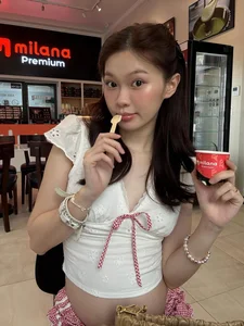 Ly Pham Pregnancy Style: How the Famous Influencer Slays Her Maternity Look - image 9