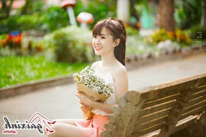 The Radiant Charm of Hue Chau: Exploring the Captivating Style of a Social Media Sensation - image 4