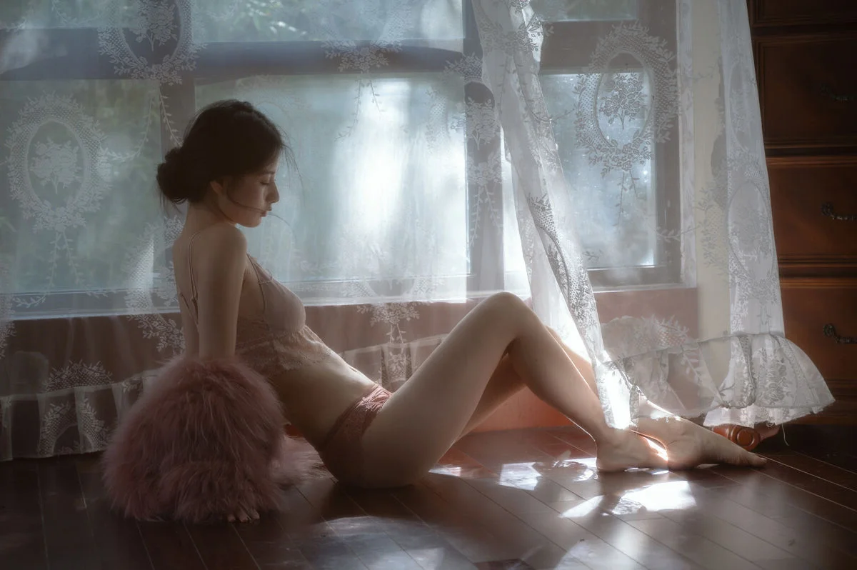 Elegant Indoor Portrait Photography: YiTuYu Art Language Vol.9055 Featuring Model Tree in a Cozy, Fur-Themed Private Room Setting