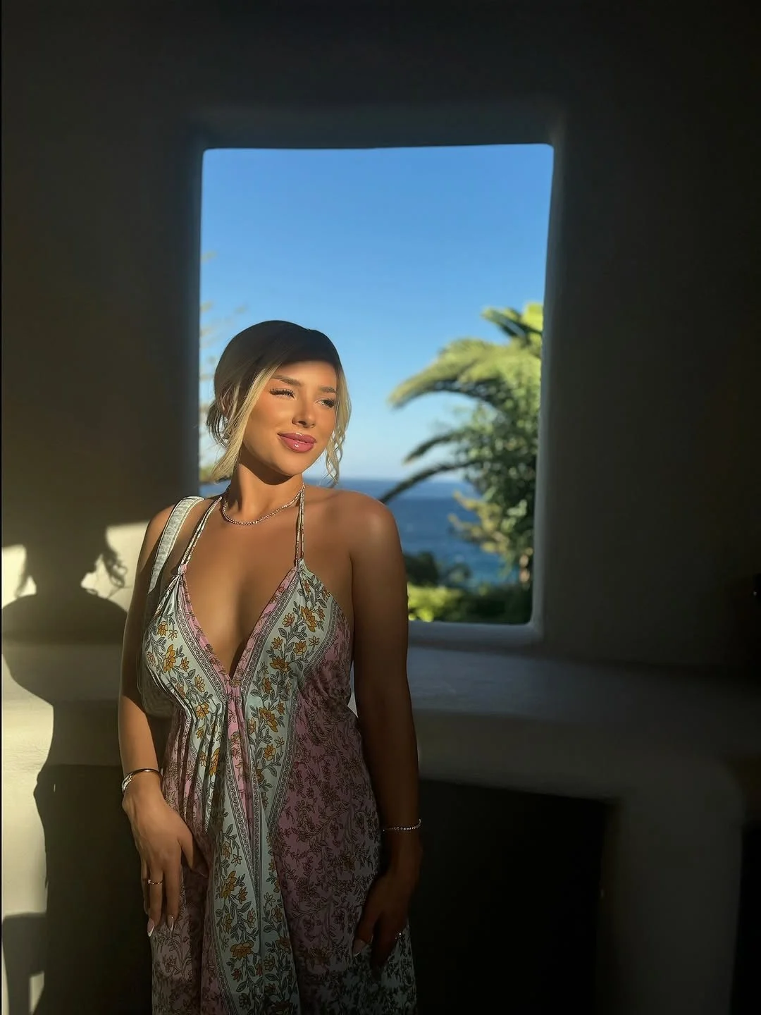 Stunning Pitchside Beauty Captivates Fans with Sun-Kissed Outdoor Photoshoot